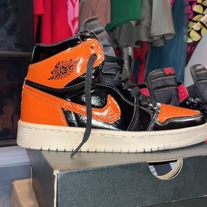 Jordan 1 Retro OG Shattered Backboard (No Box due to keeping in clear container)